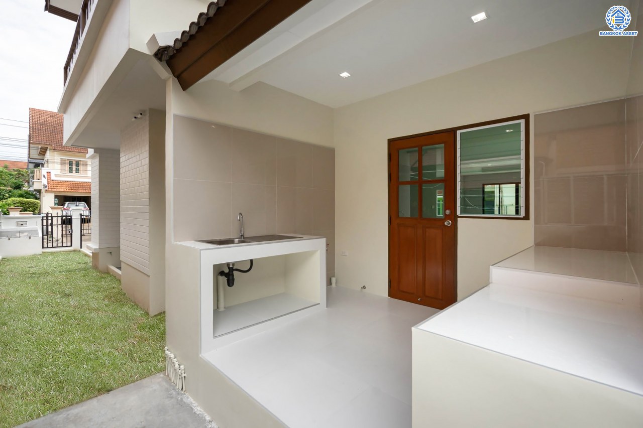 บ้านมือสองตกแต่งใหม่ แบรนด์ Q.House ม.ลัดดารมย์ ปิ่นเกล้า หลังใหญ่ตกแต่งเรียบหรู เนื้อที่ 92.8 ตร.ว. พื้นที่ใช้สอยเยอะถึง 320 ตร.ม. ฟังก์ชันจัดเต็ม 3 ห้องนอน 4 ห้องน้ำ 1 ห้องอเนกประสงค์ 1 ห้องแม่บ้าน จอดรถได้ 4 คัน พร้อม Living Room กว้าง บนทำเลศักยภาพ ใกล้เซ็นทรัลเวสต์เกต, วงเวียนพระราม5, ทางด่วน "กาญจนาภิเษก" และรถไฟฟ้า "สถานีตลาดบางใหญ่"